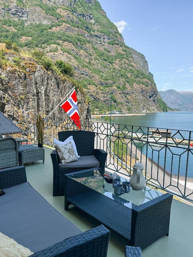Svingen Guesthouse - Panoramic Fjord Views In Flåm Esterno foto